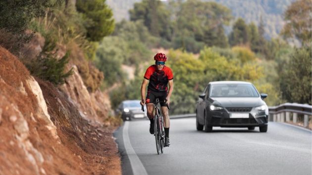 Ciclista en carretera.