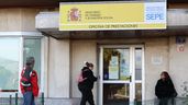 Personas entrando en una oficina del sepe