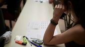 Una estudiante sentada en la mesa antes de un examen