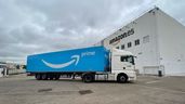Un camión aparcado junto a una nave de Amazon