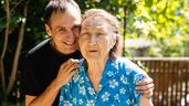 Una anciana junto a un hombre más joven 