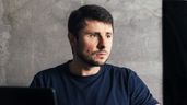 Un hombre aleatorio con mirada triste sentado en su escritorio