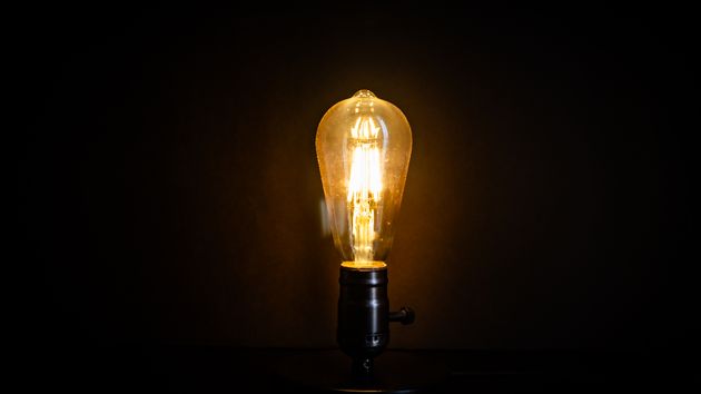 una bombilla encendida
