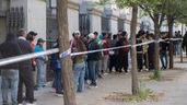 personas haciendo cola