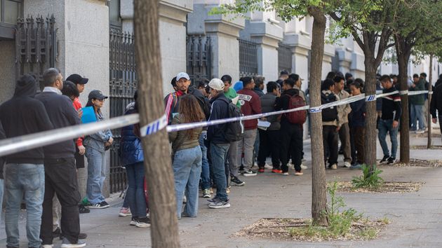 personas haciendo cola
