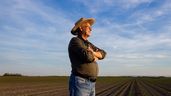Un hombre aleatorio sonriente en el campo