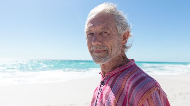 Un grupo de personas tomando el sol en la playa de Benidorn