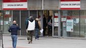 Varias personas hacen cola en una oficina de empleo