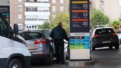 Una persona reposta gasolina en una estación de servicio