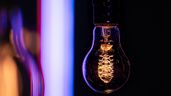 una bombilla en una habitación oscura