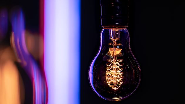 una bombilla en una habitación oscura