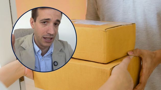 Composición del abogado Juan Manuel Lorente con una persona recibiendo dos paquetes de fondo