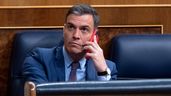 Pedro Sánchez hablando con el teléfono móvil
