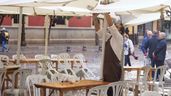 un camarero recoge la terraza