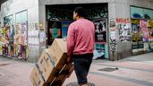 Un repartidor transportando cajas