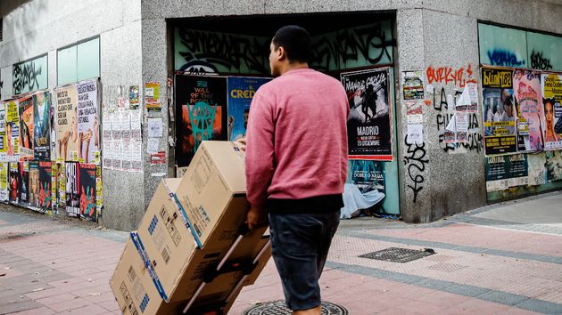 Un repartidor transportando cajas