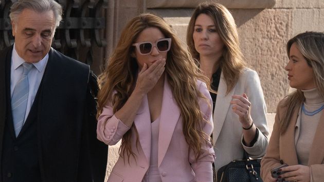 La cantante Shakira junto a sus abogados