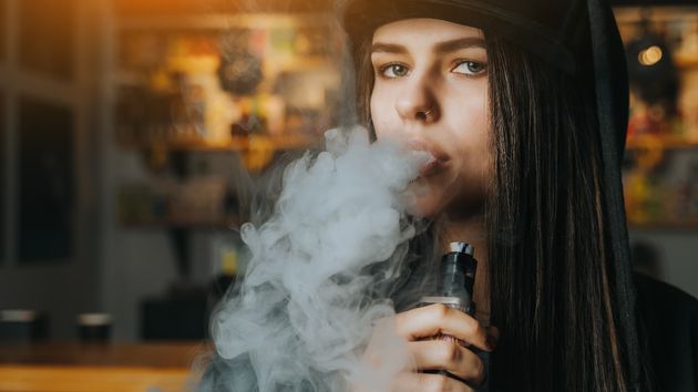 Imagen ilustrativa de una mujer fumando un váper