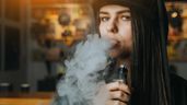 Mujer fumando un váper