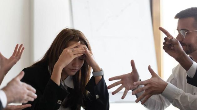 Un grupo de personas discutiendo