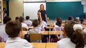 Una maestra imparte clase en un colegio