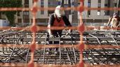 Un albañil trabajando con casco en una obra