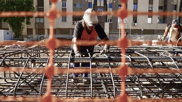 Un albañil trabajando con casco en una obra