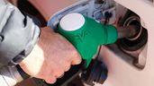 Una persona reposta gasolina en su vehículo