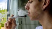 joven fumando vaper