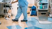 Una empleada limpiando la sala de un hospital