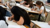 Estudiantes haciendo un examen en una universidad