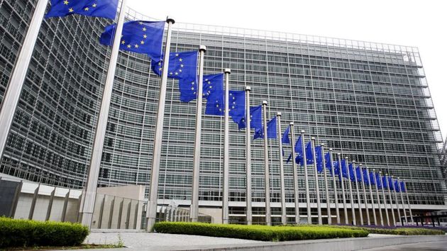 Banderas europeas delante de un edificio