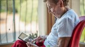 Una mujer mayor aleatoria usando una tablet