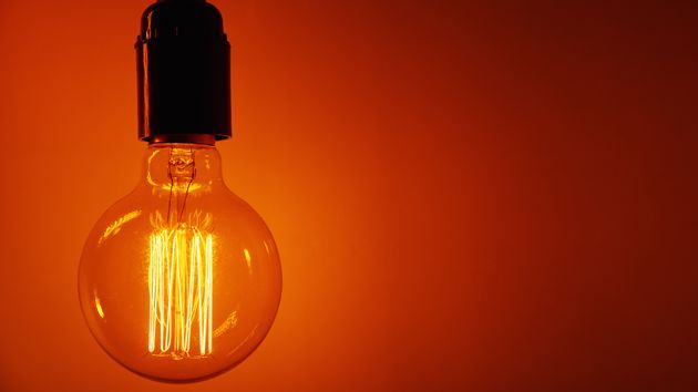 Bombilla encendida precio de la luz