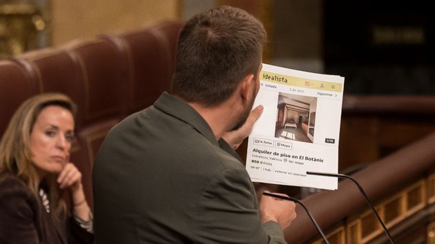 El portavoz de vivienda de Sumar en el Congreso, Alberto Ibáñez,  durante una sesión plenaria