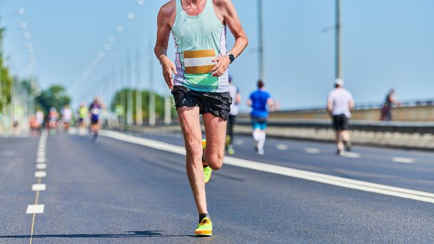 Un hombre participando en una carrera
