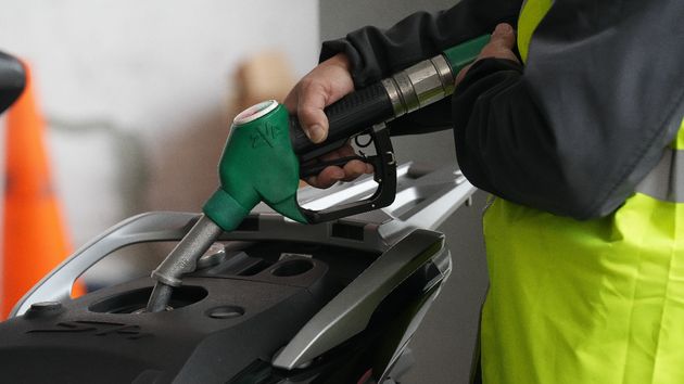 Una persona repostando en una gasolinera