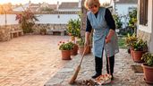 Imágen ilustrativa de una mujer barriendo