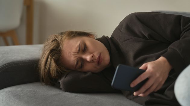 Una mujer joven aleatoria mirando el móvil