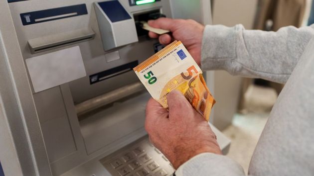 pensionista saca dinero de la pensión