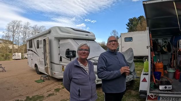 la pareja junto a su autocaravana