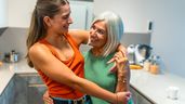 Imagen ilustrativa de una madre y una hija en la cocina de una casa