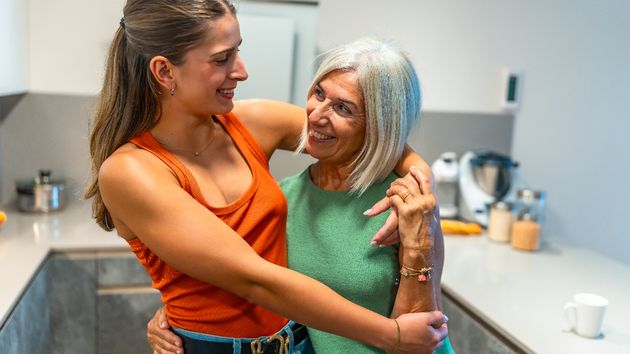 Imagen ilustrativa de una madre y una hija en la cocina de una casa