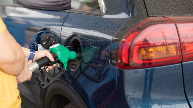 Repostaje en una gasolinera