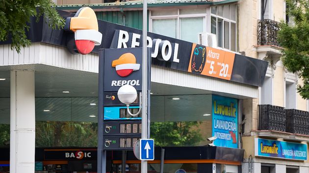 una gasolinera repsol