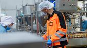operarios trabajando en el sector de la alimentación