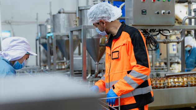 operarios trabajando en el sector de la alimentación