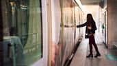 Una mujer aleatoria a punto de subirse al tren
