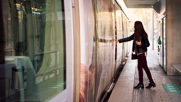 Una mujer aleatoria a punto de subirse al tren