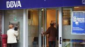 Dos personas entrando en un banco